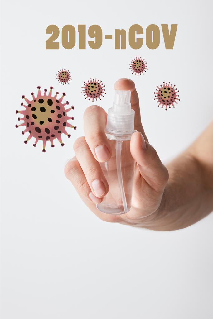 Ausgeschnittene Ansicht eines Mannes mit Händedesinfektionsmittel in Sprühflasche isoliert auf weiß, 2019-ncov Illustration - Foto, Bild