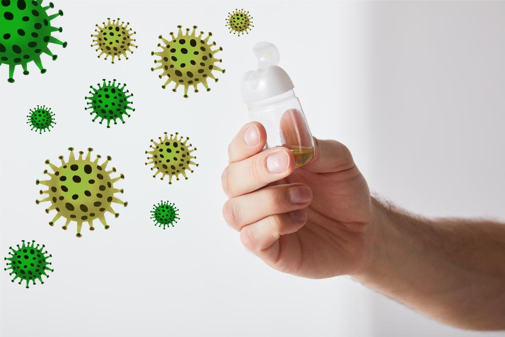 bijgesneden weergave van de mens met de hand ontsmettingsmiddel op grijze achtergrond, bacteriën illustratie - Foto, afbeelding