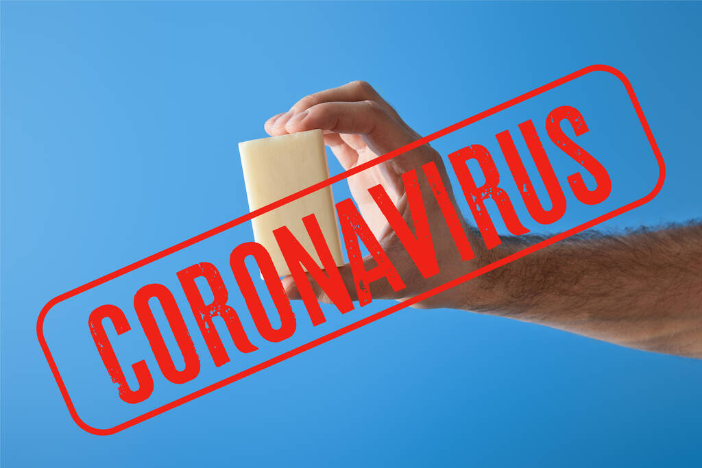 vista ritagliata di uomo in possesso di sapone isolato su blu, coronavirus illustrazione
 - Foto, immagini