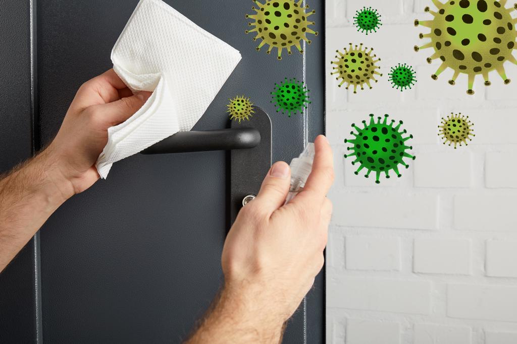 vue partielle de l'homme désinfectant poignée de porte en métal avec antiseptique et serviette, illustration de bactéries
 - Photo, image