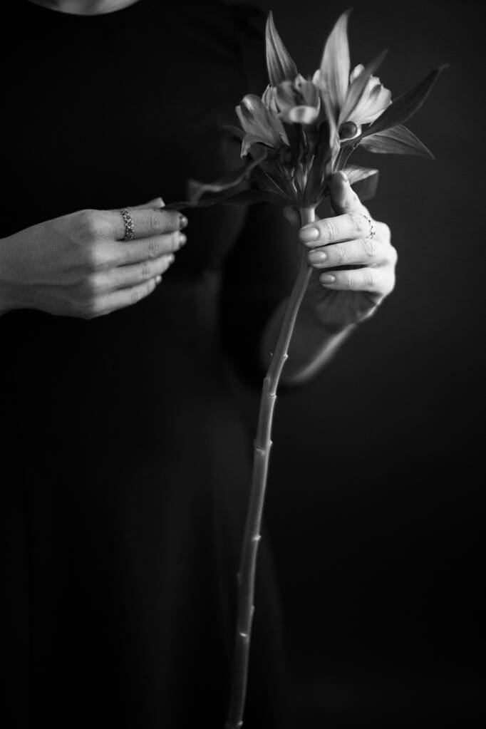 Ritratto surrealistico di bella donna in bianco e nero, dettagli del corpo ritratto in bianco e nero di bella ragazza, moda e arte, ritratto con piante e fiori
 - Foto, immagini
