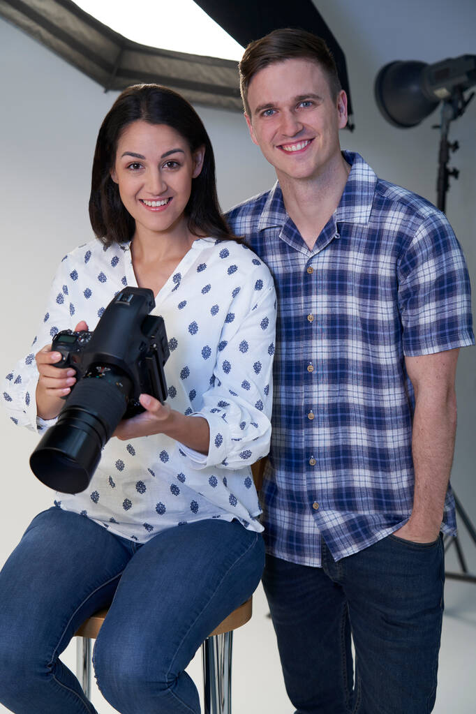 Retrato de fotógrafos masculinos y femeninos en el estudio para sesión de fotos con cámara y equipo de iluminación
     - Foto, imagen