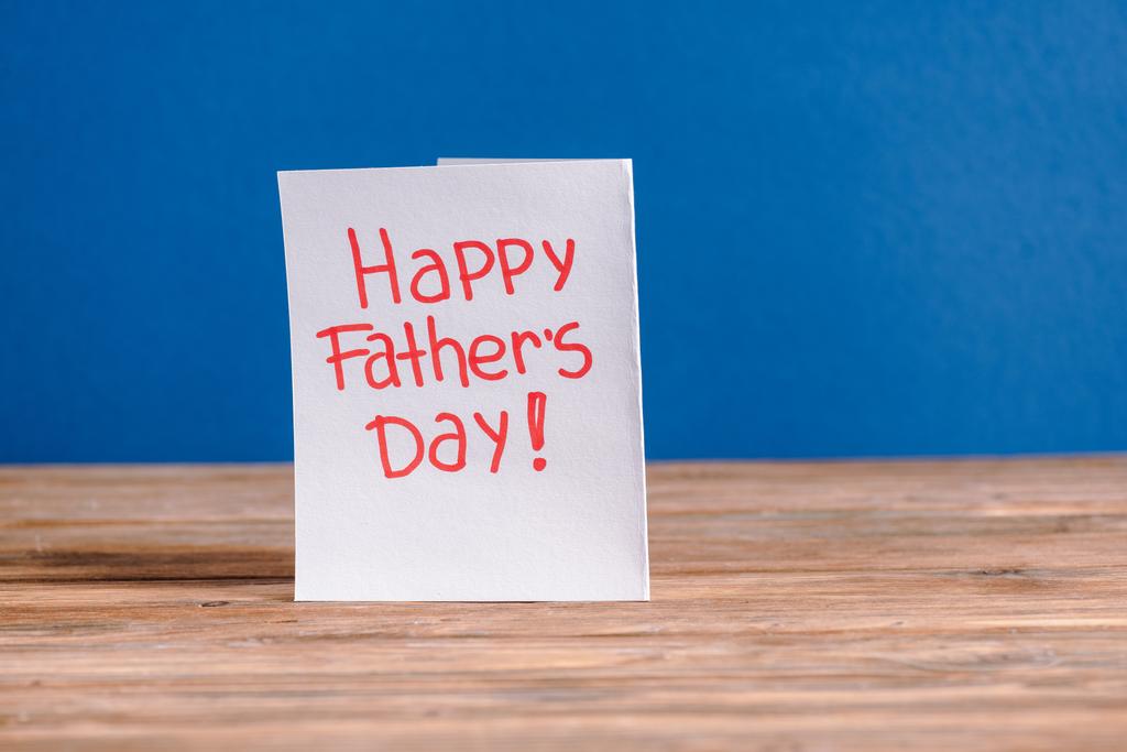 Valkoinen paperi onnittelukortti punaisella kirjoituksella onnellinen isät päivä eristetty sininen
 - Valokuva, kuva