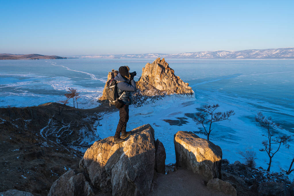 Bir sabah Baykal 'ın donmuş gölünün fotoğrafını çeken bir fotoğrafçı, Olkhon Adası, Sibirya, Rusya, Asya - Fotoğraf, Görsel