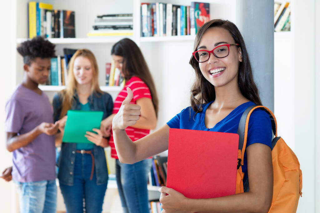 Úspěšná nerdy studentka se skupinou multietnických vysokoškolaček na vysoké škole - Fotografie, Obrázek