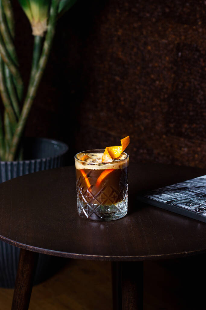 cocktail com raspas de laranja
 - Foto, Imagem