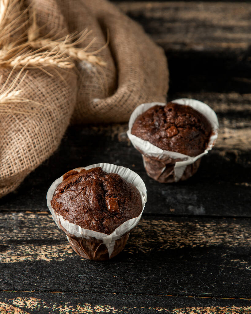 vista lateral muffins de chocolate e trigo na mesa
 - Foto, Imagem