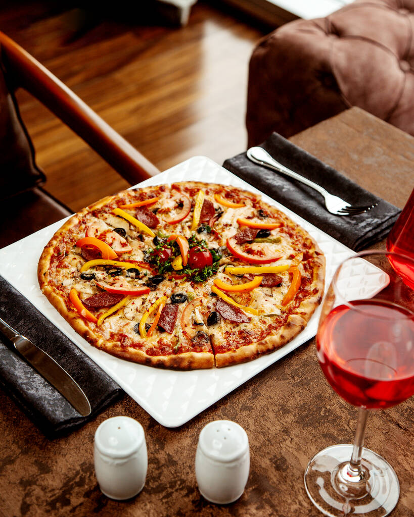 knusprige Pizza mit Wurst und Paprika - Foto, Bild
