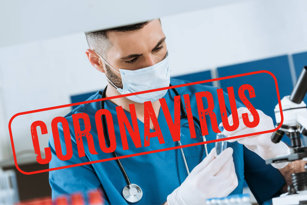 joven doctor en máscara médica y guantes de látex sosteniendo recipiente de vidrio con medicina, coronavirus ilustración
 - Foto, Imagen
