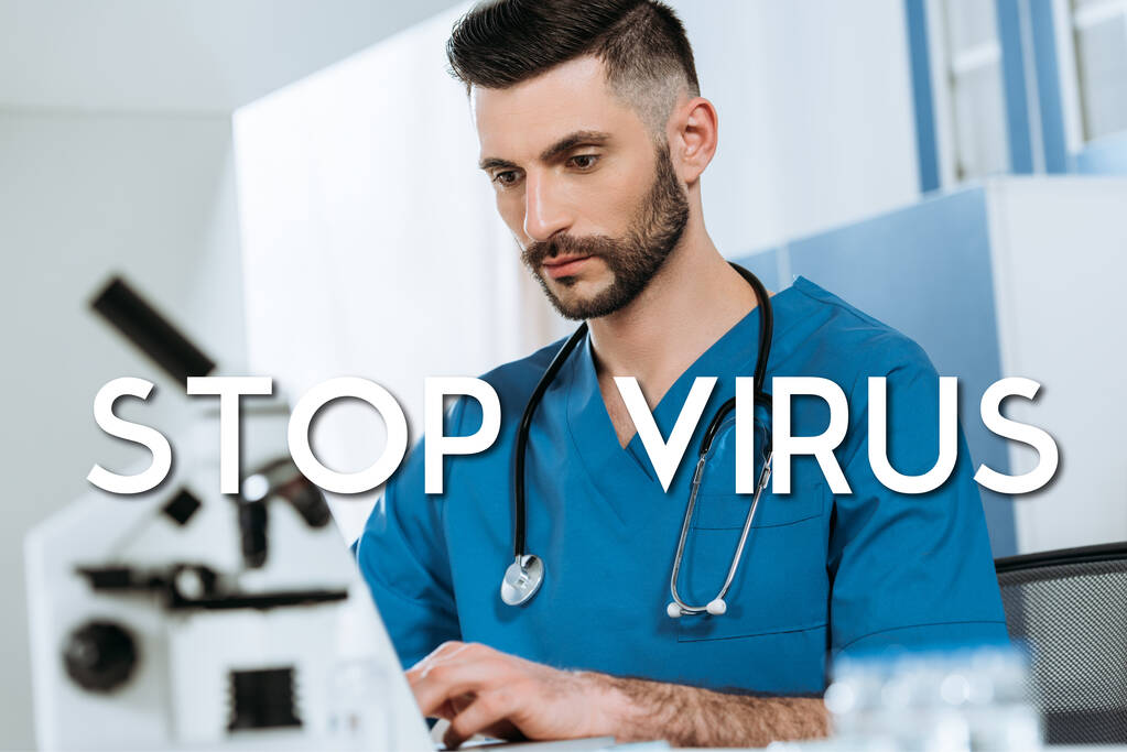 селективний фокус концентрованого лікаря, який друкує на ноутбуці біля мікроскопа, зупинити ілюстрацію вірусу
 - Фото, зображення
