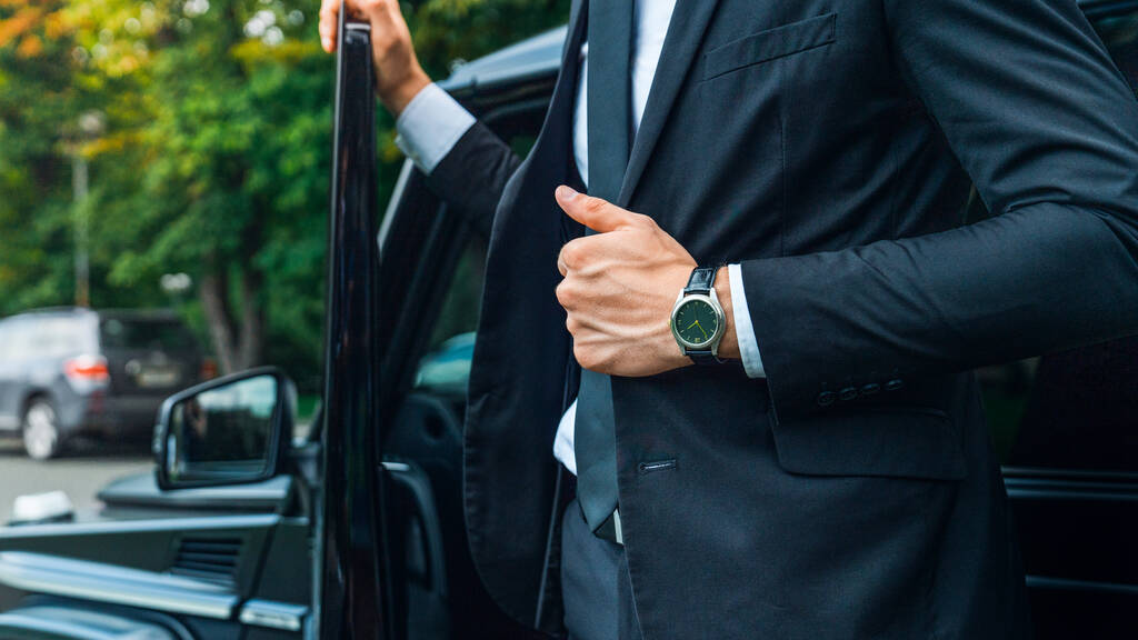 Imagem recortada de um empresário moderno em pé perto de seu carro fora
 - Foto, Imagem