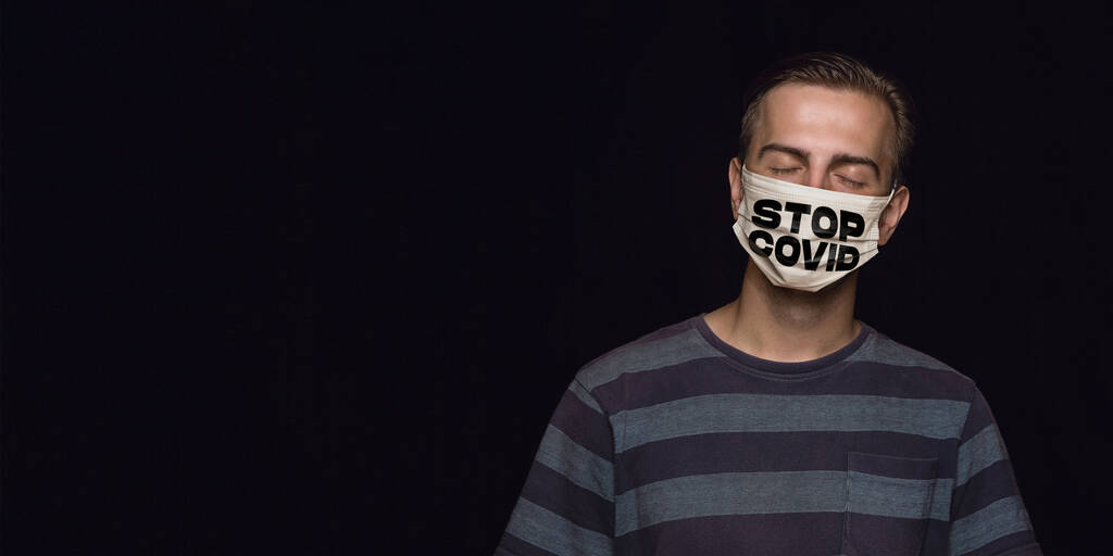 Homem em máscara protetora com palavras PARAR COVID, prevenção de coronavírus, conceito de proteção, folheto
 - Foto, Imagem