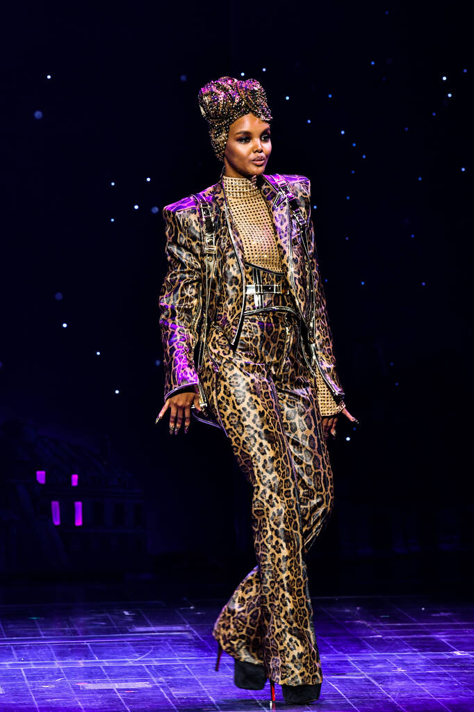 NEW YORK, NEW YORK - 09 SETTEMBRE: Una modella percorre la pista per The Blonds x Moulin Rouge The Musical durante la New York Fashion Week: The Shows il 09 settembre 2019 a New York
. - Foto, immagini