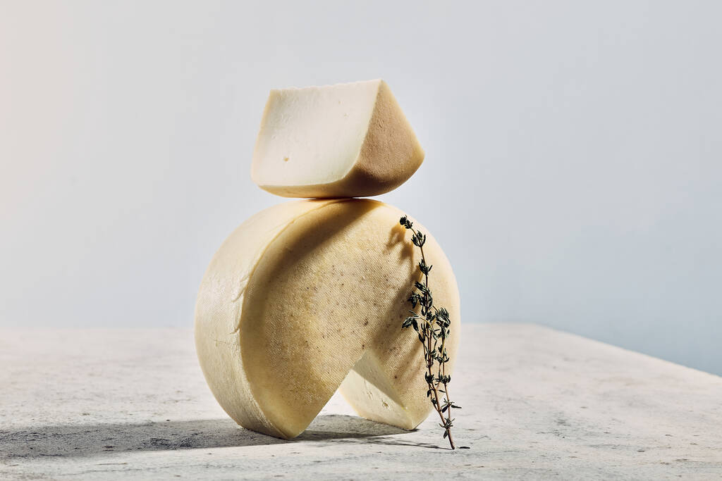 formaggio a pasta dura con rametto di lavanda
 - Foto, immagini