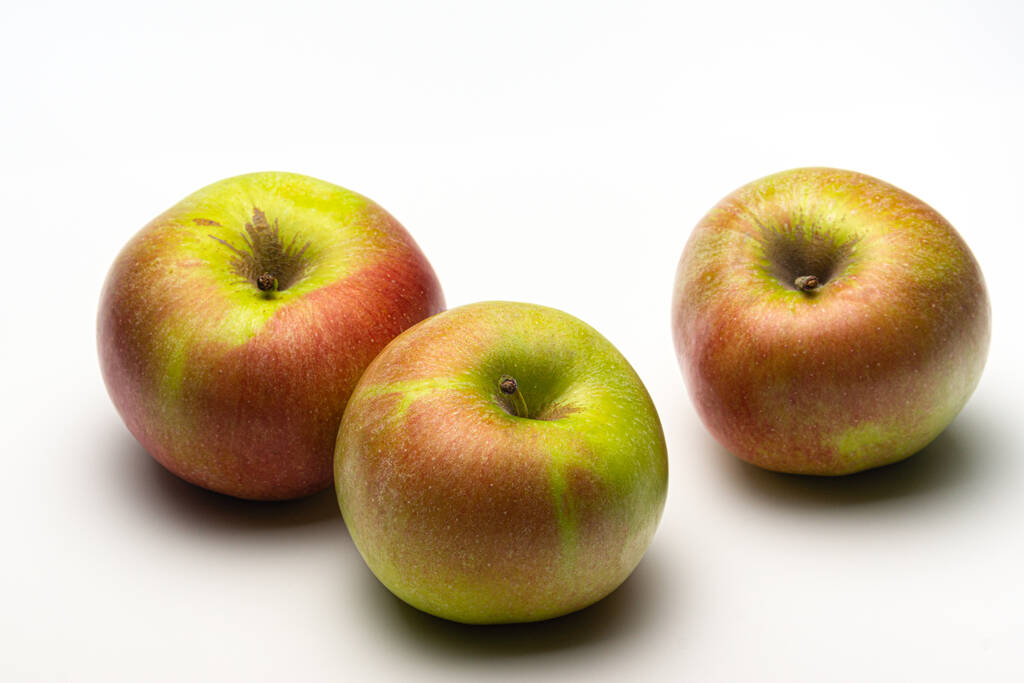Yukardan beyaz bir arkaplanda olgun bir elma görüntüsü - Fotoğraf, Görsel