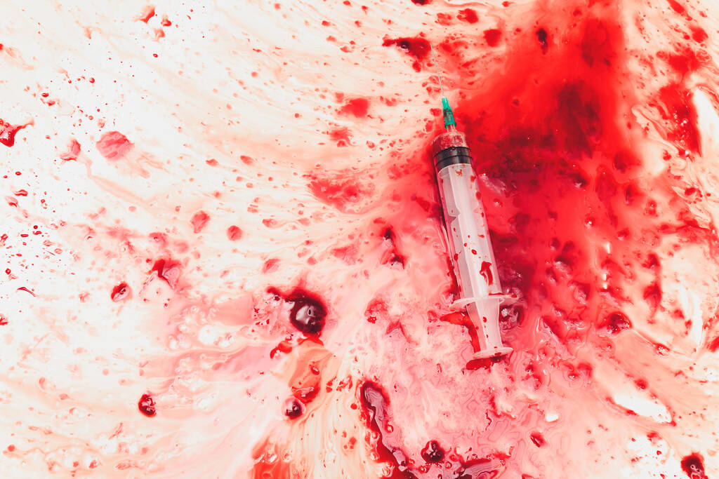 Sangrento no lavatório com sangue vermelho a fluir. Concepção de homicídio. seringa
 - Foto, Imagem