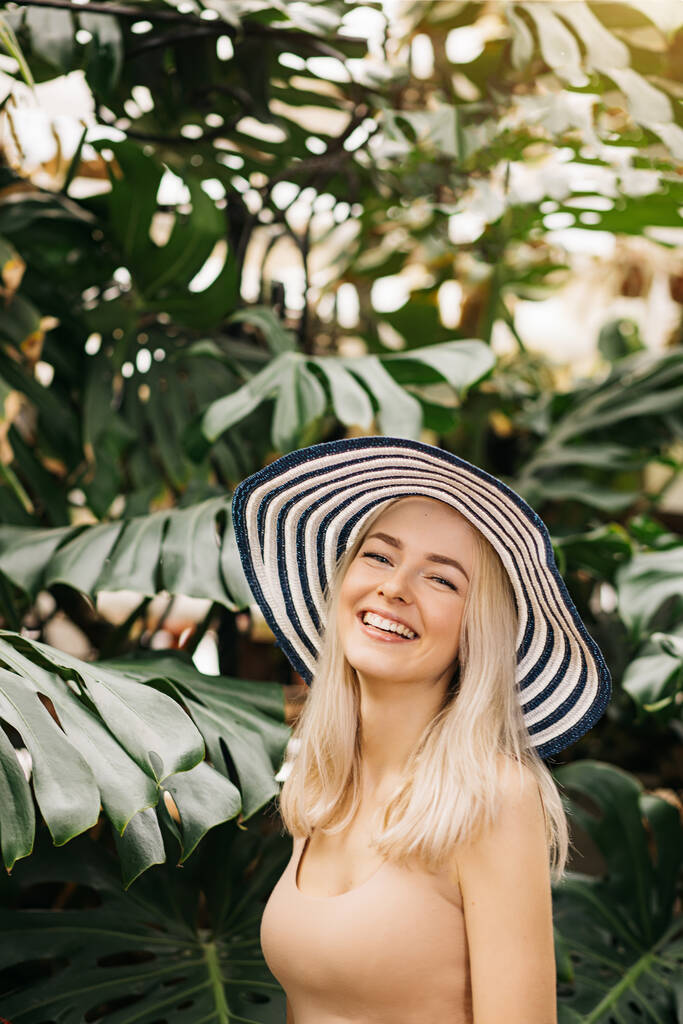 Blondi nainen auringon hattu
 - Valokuva, kuva