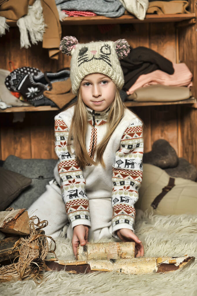 ξανθό κορίτσι με πλεκτά ρούχα και καπέλο με πουά - Φωτογραφία, εικόνα