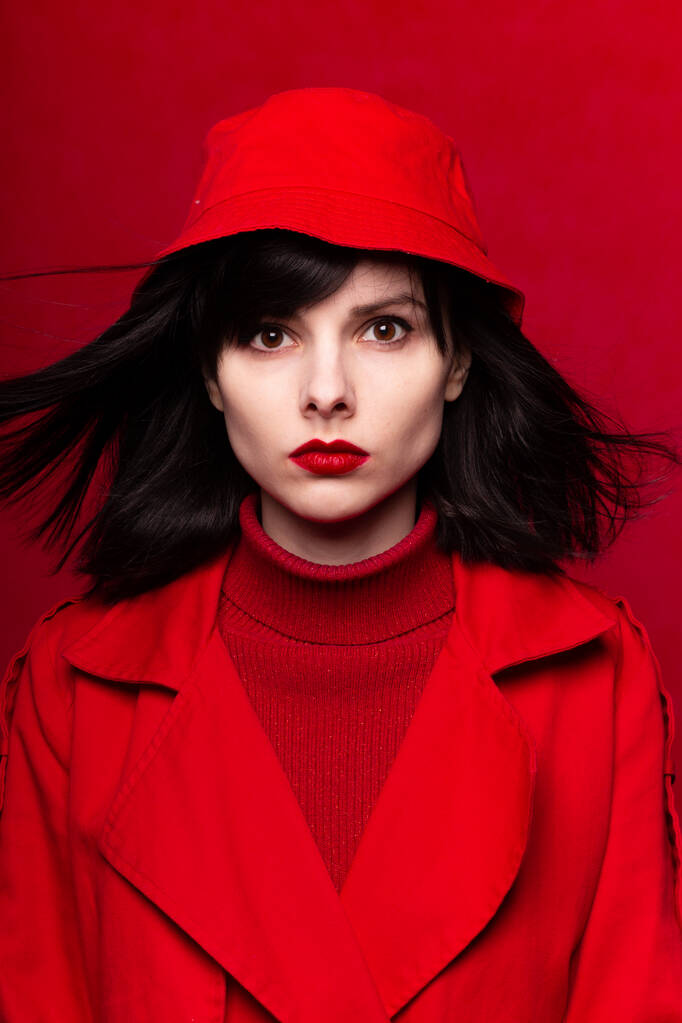 krásná žena v červeném kabátě - Fotografie, Obrázek