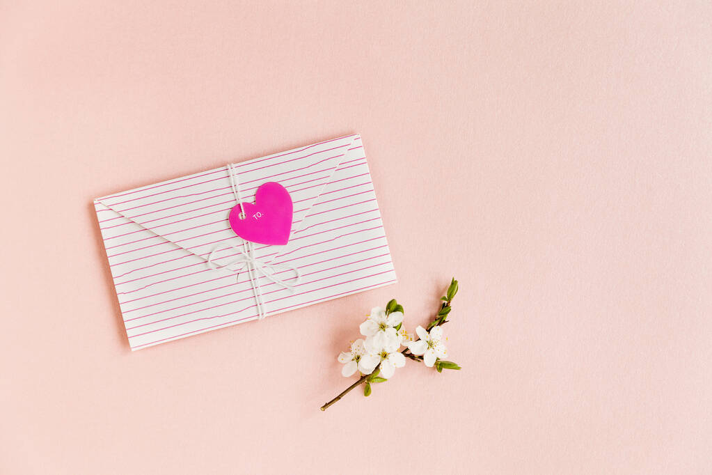 Correo del sobre del día de San Valentín, corazón rosado. Carta de San Valentín. Copiar espacio. - Foto, Imagen