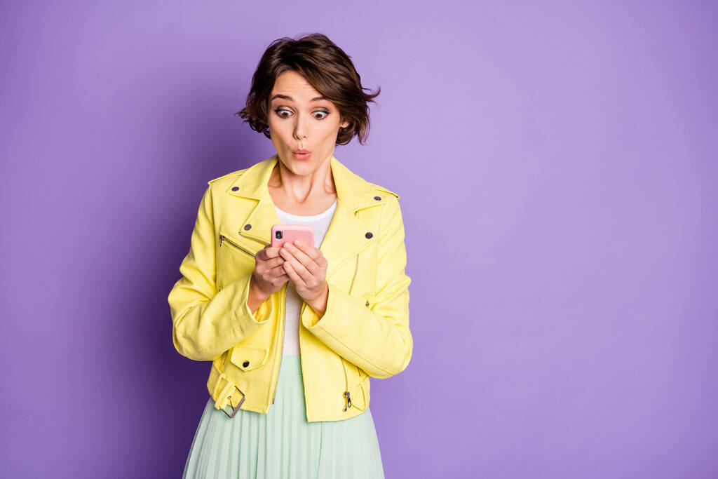Portret zadziwionej dziewczyny używać smartfona pod wrażeniem social media nowość cant uwierzyć zrobić usta nadęty pulchny nosić dobry strój wygląd odizolowany na jasnym tle kolorów - Zdjęcie, obraz