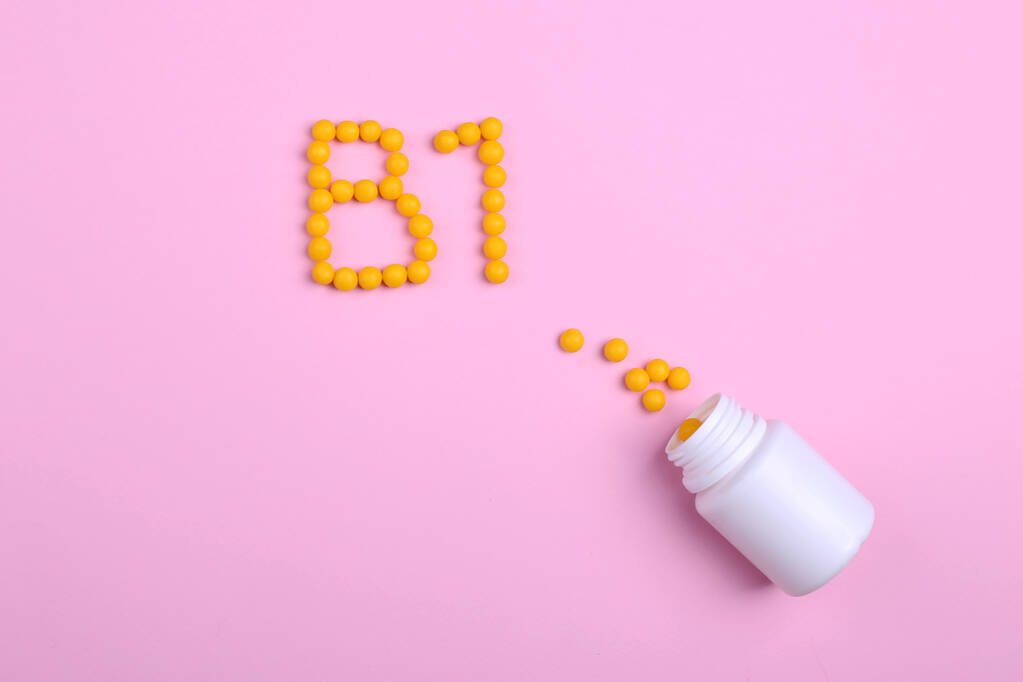 vitamine sono sparsi su uno sfondo rosa come la lettera B9
  - Foto, immagini