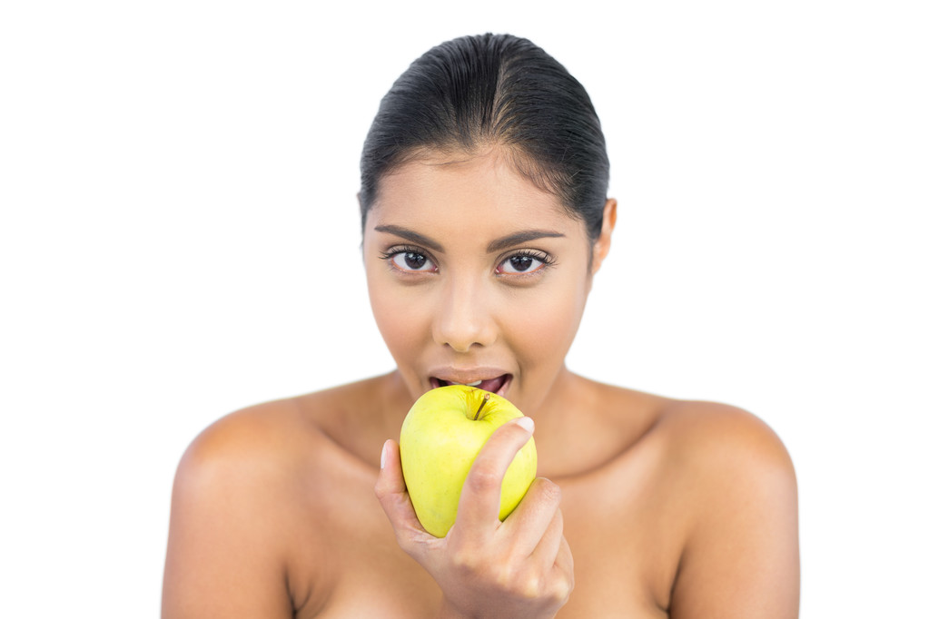 Feliz morena desnuda comiendo manzana verde
 - Foto, imagen