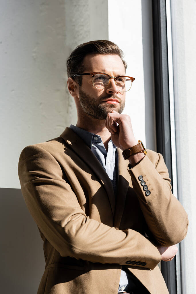 homem de negócios pensativo em óculos tocando rosto
  - Foto, Imagem