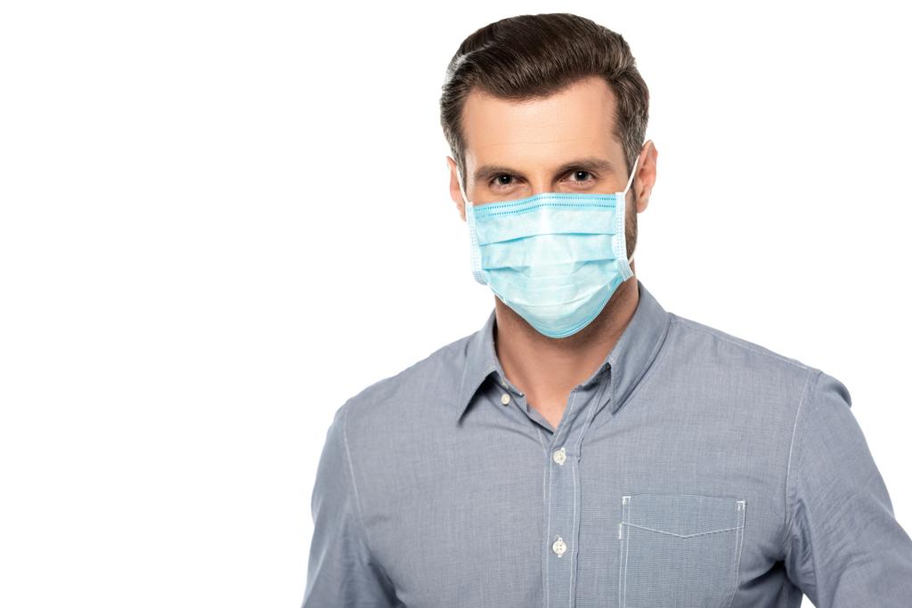 hombre de negocios en máscara médica azul aislado en blanco
  - Foto, imagen