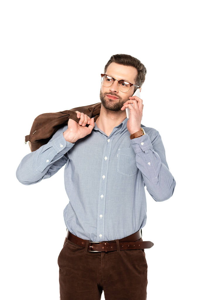 красивый бизнесмен держит сумку и говорить на смартфоне изолированы на белом
   - Фото, изображение