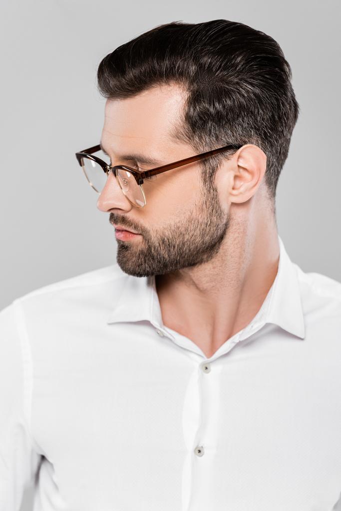 bärtiger und gutaussehender Geschäftsmann mit Brille in grau  - Foto, Bild