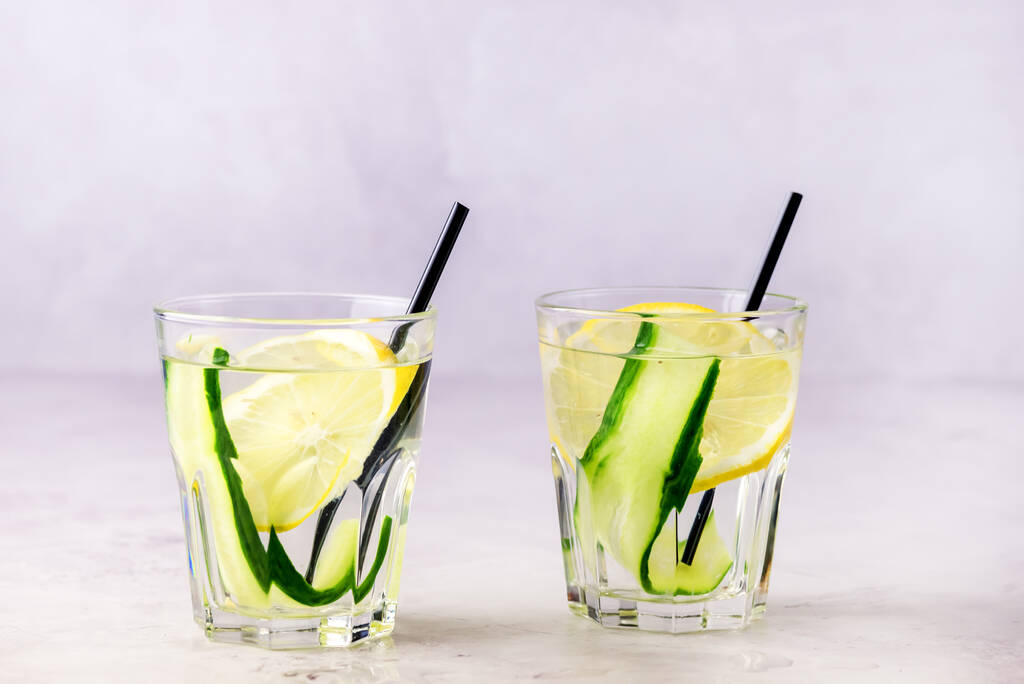 Vasos de Agua Saludable de Desintoxicación con Limón y Pepinos Dieta Beber Paja Horizontal
 - Foto, imagen