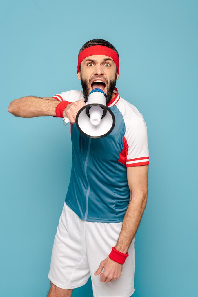 desportista elegante emocional com alto-falante no fundo azul
 - Foto, Imagem
