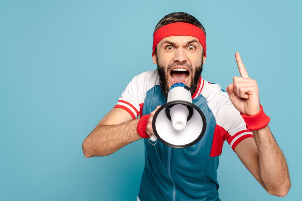 émotionnel sportif élégant crier dans haut-parleur sur fond bleu
 - Photo, image