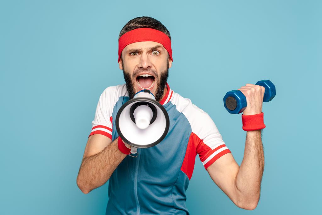emotionaalinen tyylikäs urheilija huutaa kaiuttimessa ja pitämällä käsipaino sinisellä taustalla
 - Valokuva, kuva