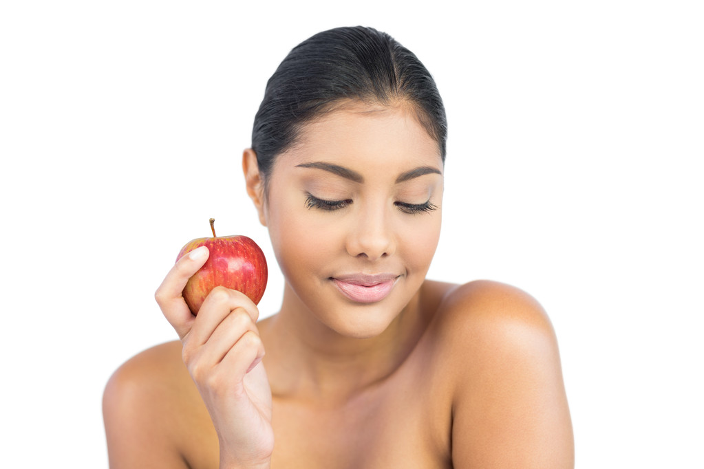 mírové nahá bruneta drží červené jablko - Fotografie, Obrázek