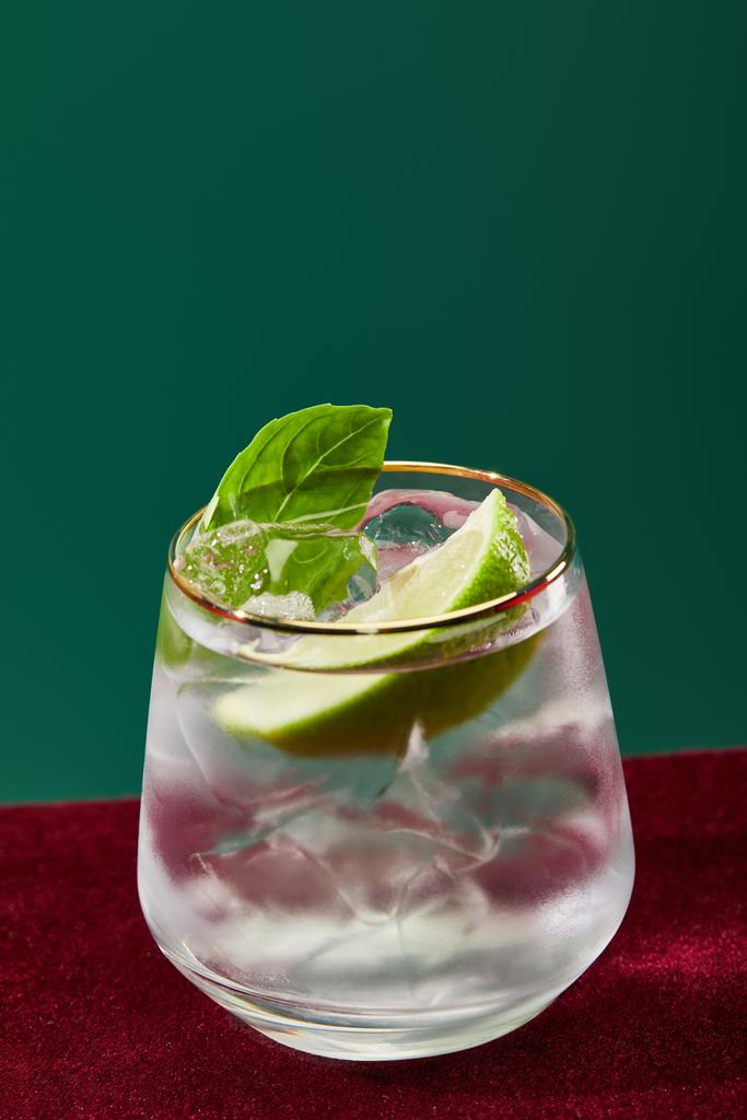 крупним планом вид на холодний мохіто з м'ятою в склі з золотим ободом ізольовано на зеленому
  - Фото, зображення