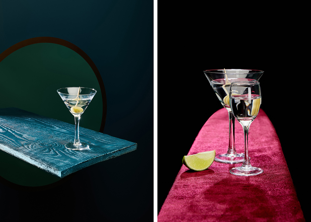 Collage de verre à shooter et de verre à cocktail avec vermouth, tranche de lime et olive entière sur cure-dent sur velours et surface géométrique sur fond noir
 - Photo, image