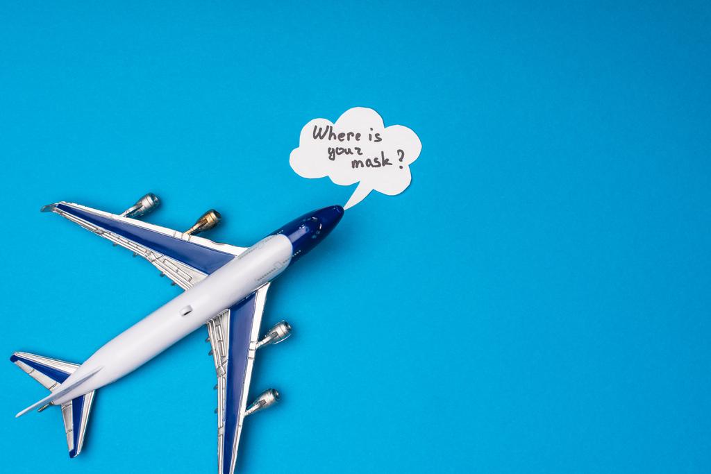 Κάτοψη του αεροπλάνου παιχνίδι και φούσκα ομιλία με το πού είναι η μάσκα σας γράμματα σε μπλε επιφάνεια - Φωτογραφία, εικόνα