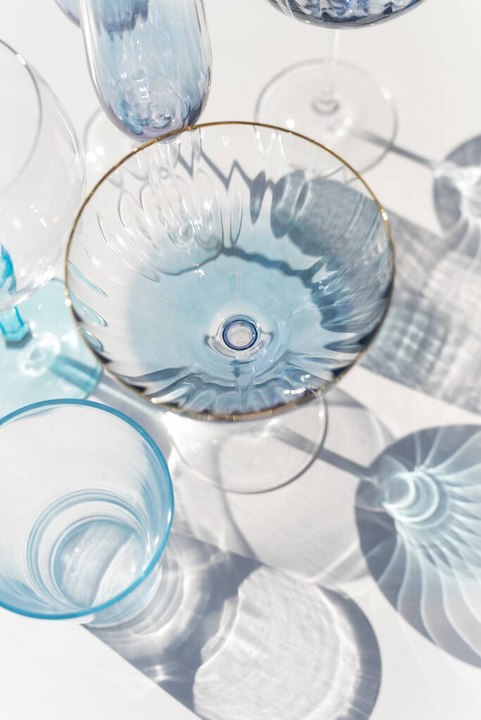 kék átlátszó cava üveg készlet napfény visszaverődés - Fotó, kép