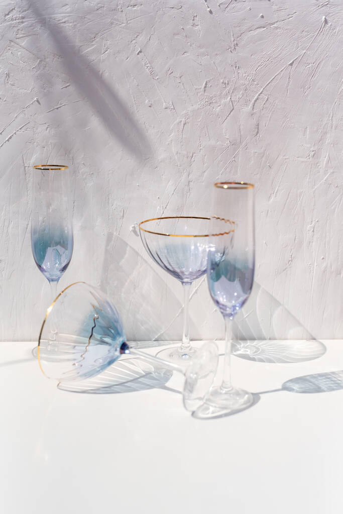 vetro cava trasparente blu con riflessi di luce solare
 - Foto, immagini
