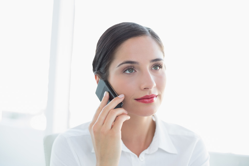 Mujer de negocios usando teléfono móvil - Foto, imagen