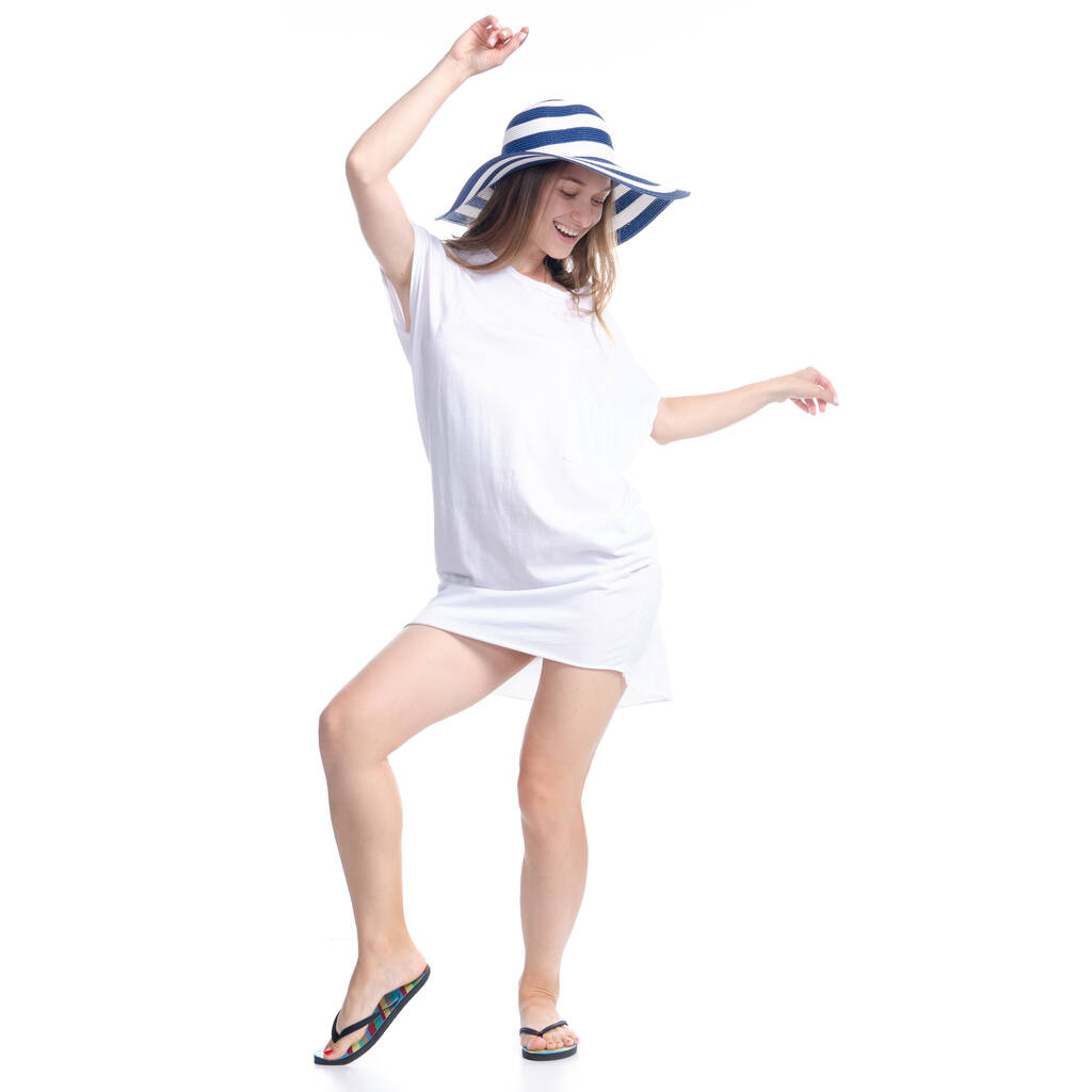 Mujer en sombrero de sol verano sonriente felicidad bailando buscando
 - Foto, Imagen