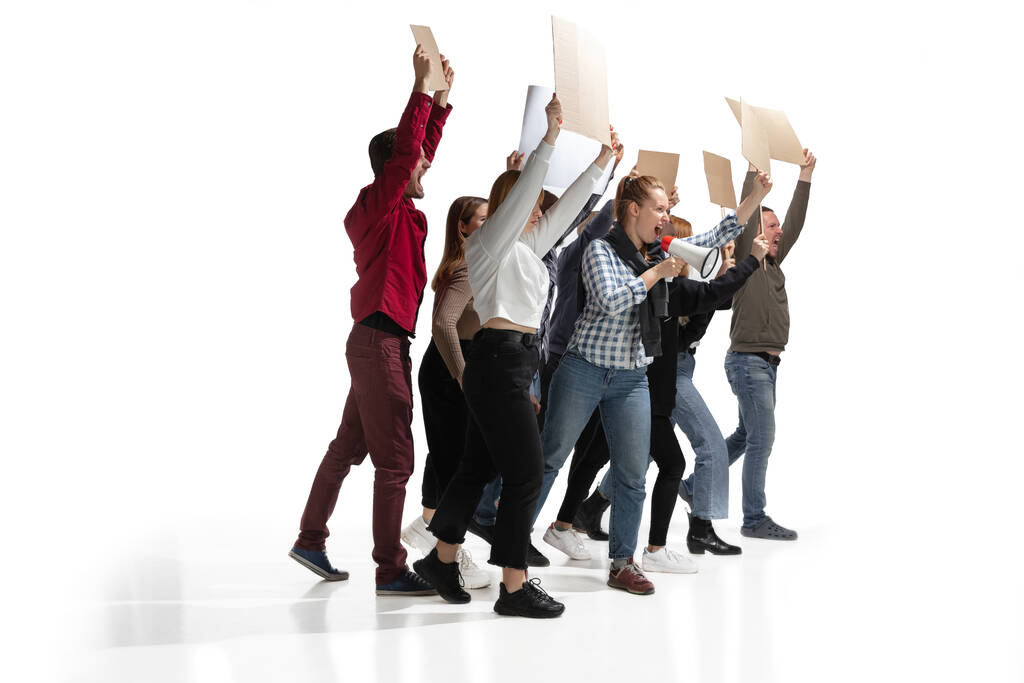 Συναισθηματική πολυπολιτισμική ομάδα ανθρώπων που ουρλιάζουν κρατώντας λευκές πινακίδες στα λευκά - Φωτογραφία, εικόνα