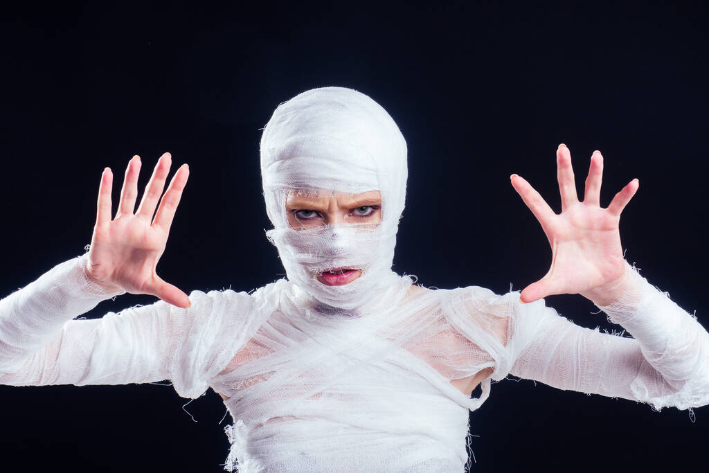 Vücudunun her yerinde bandajlı, göz kamaştırıcı mumya kadın stüdyosunun siyah arka planı - Fotoğraf, Görsel