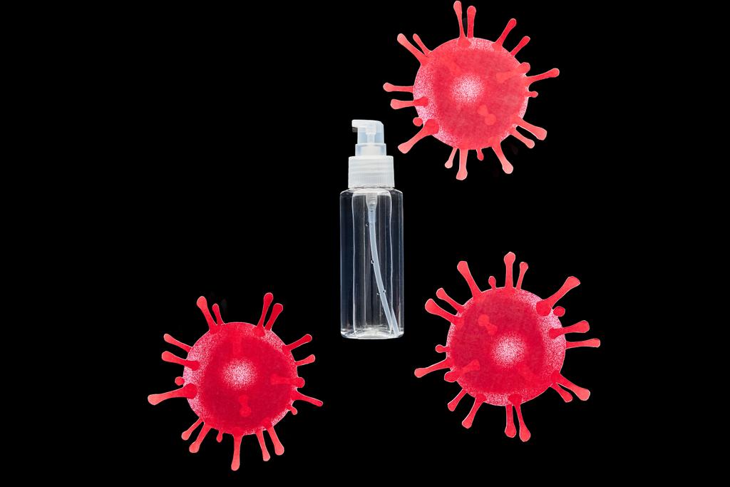 вид зверху пляшки з ручним дезінфікуючим засобом поблизу намальованого вірусу ізольовано на чорному
  - Фото, зображення