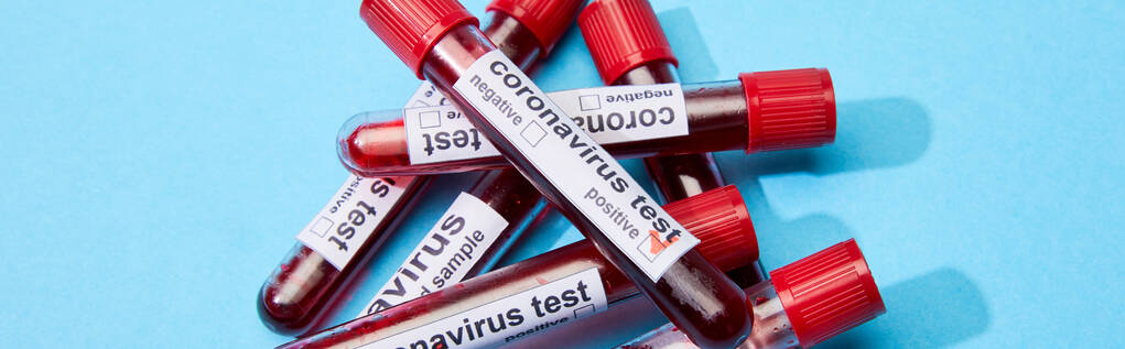 prise de vue panoramique des éprouvettes avec des échantillons de sang et lettrage test coronavirus sur bleu
  - Photo, image