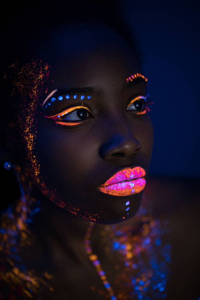 приваблива африканська леді з флюоресцентними люмінесцентними відбитками на шкірі
 - Фото, зображення