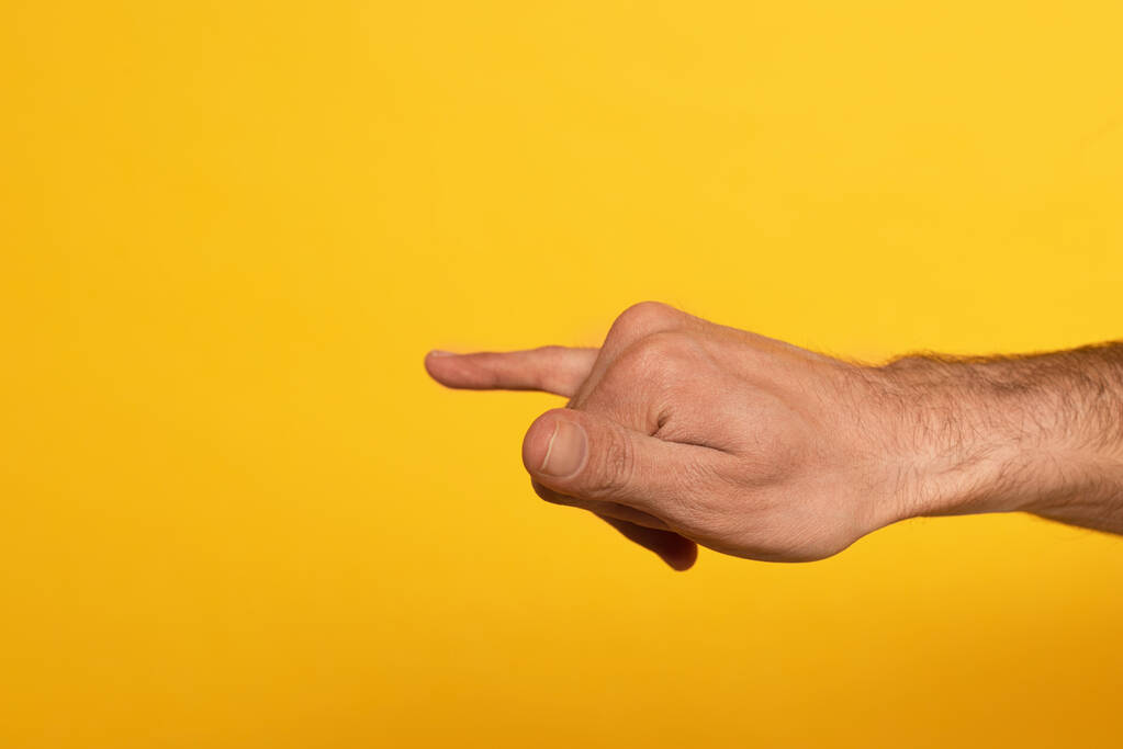 Vista recortada del hombre mostrando la letra del alfabeto del lenguaje de signos cirílico aislado en amarillo
  - Foto, imagen
