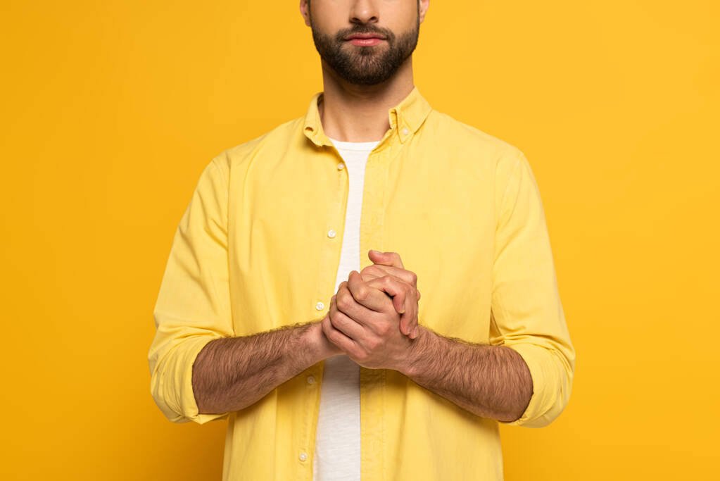 Rajatut näkymä mies osoittaa avioliiton merkki kuuro ja mykkä kieli keltaisella pohjalla
 - Valokuva, kuva
